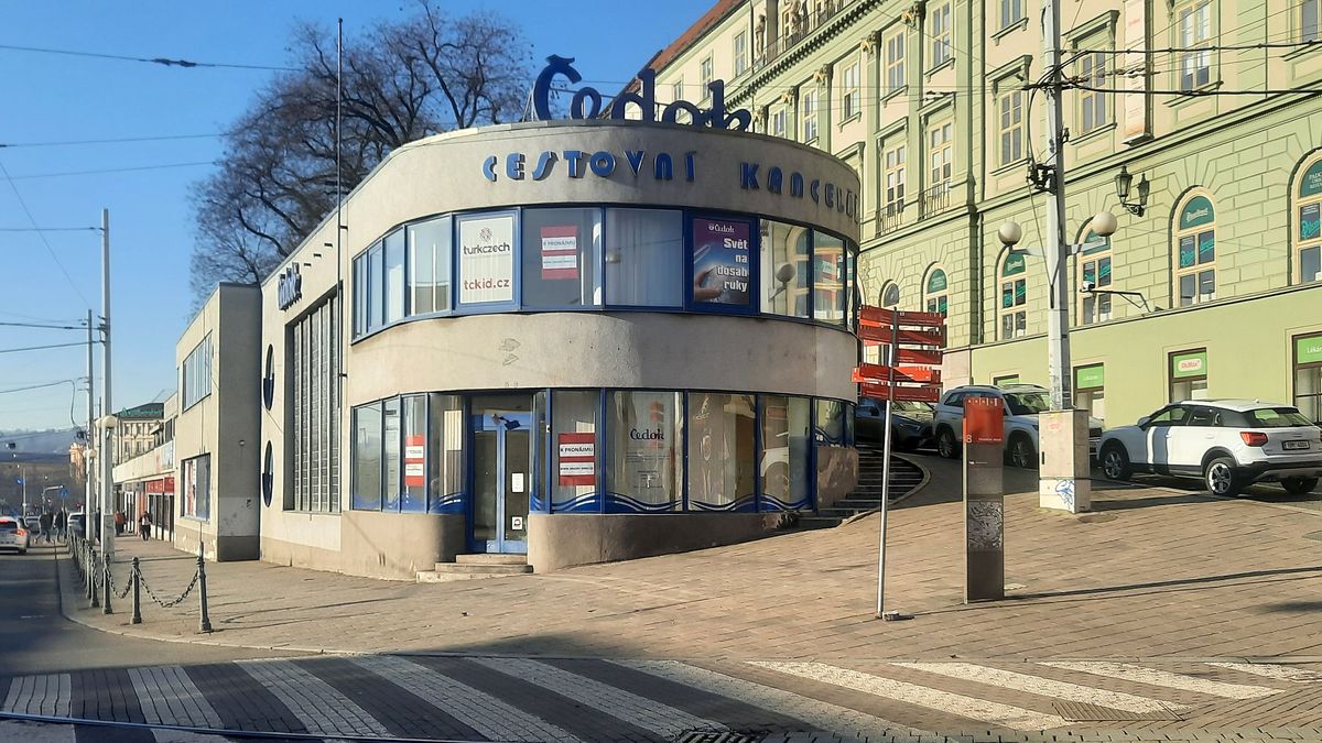 V ikonické brněnské funkcionalistické budově po Čedoku by mohl být fast food